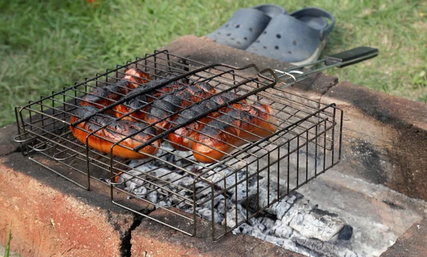 Saucisses grillées sur le feu — Photo